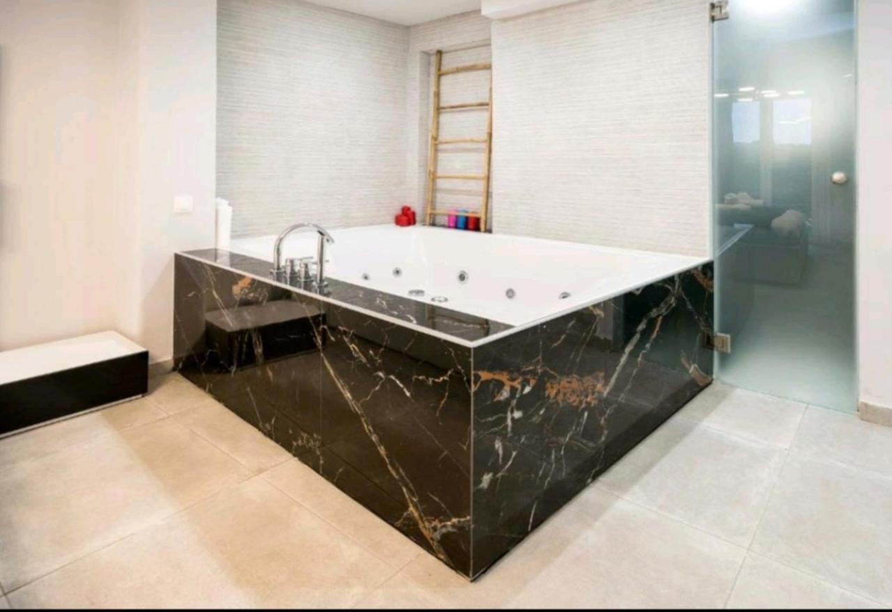 Romantic Jacuzzi Apartment Athens Ngoại thất bức ảnh
