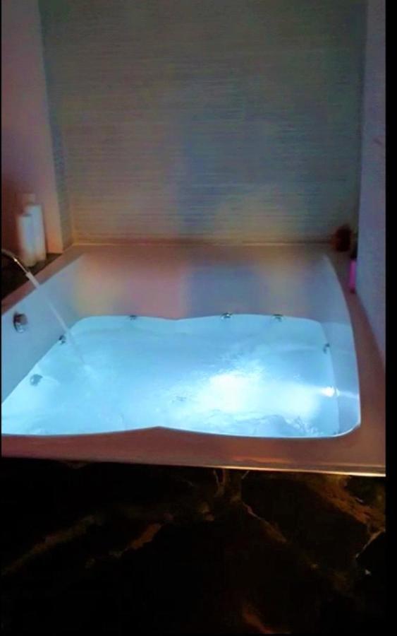 Romantic Jacuzzi Apartment Athens Ngoại thất bức ảnh