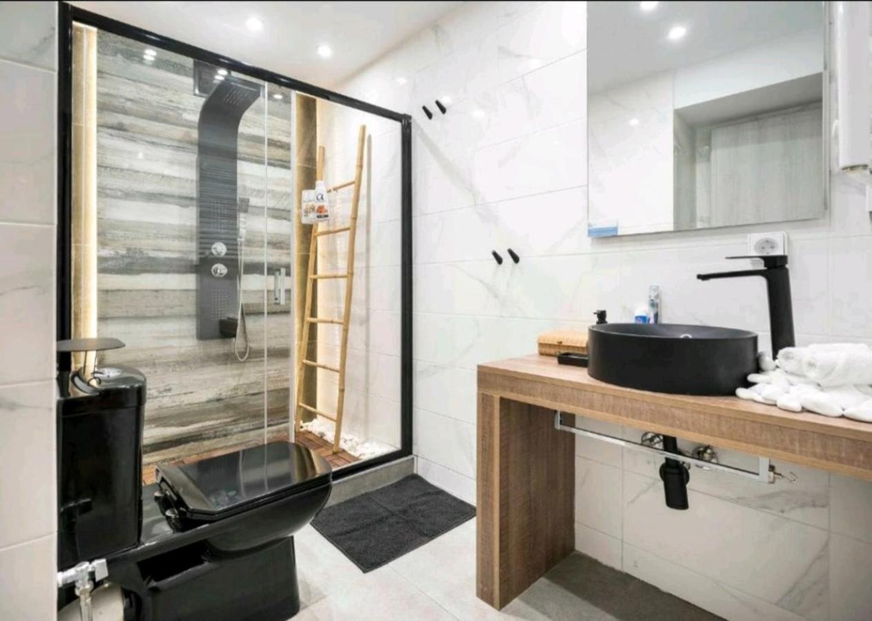 Romantic Jacuzzi Apartment Athens Ngoại thất bức ảnh